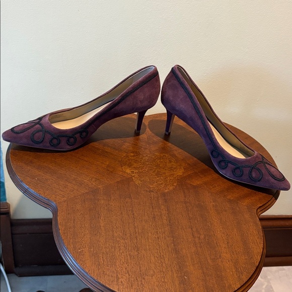 Enzo Angiolini pumps 2.5” heeled shoes suede purple plum Navy trim
Size 7.5 - Picture 4 of 11